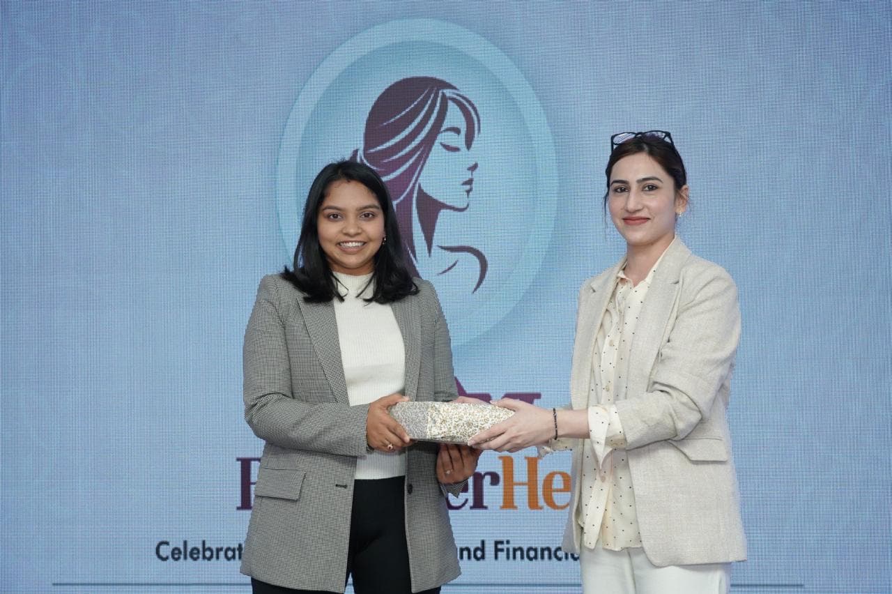 Dr. Shweta Goyal receiving award at Grihshobha EmpowerHer 2024