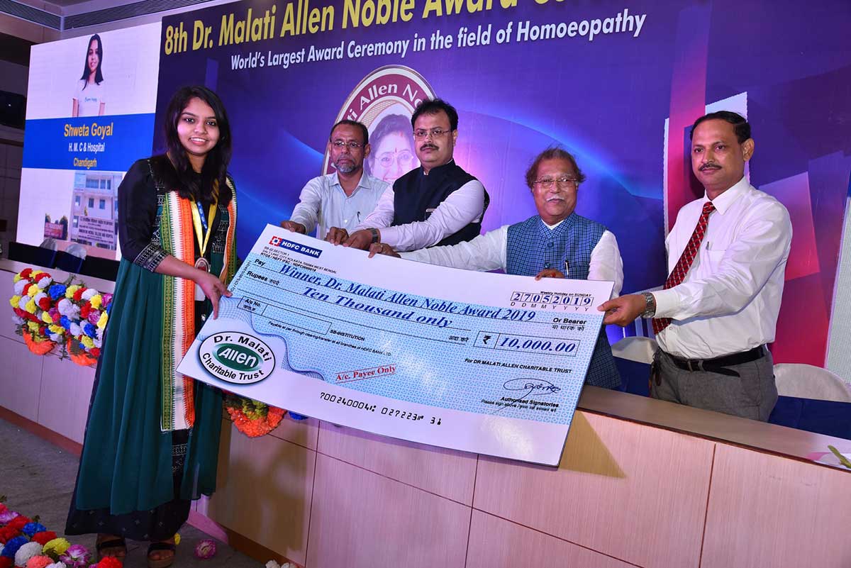 Dr. Shweta Goyal receiving the Dr. Malati Allen Noble Award 2019 on stage